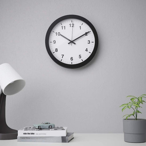 A round wall clock with easy-to-read numerals 20466210