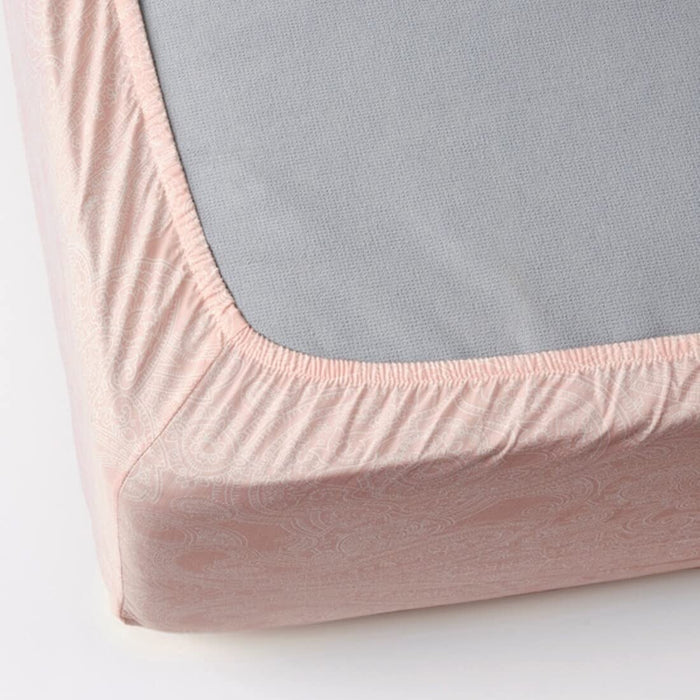 A closeup image of IKEA sheet fits over the corners of your mattress and stays in place thanks to the elastic edging 20501614