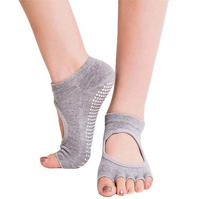 Keep your feet safe and comfortable during gym and fitness activities with our range of ladies' sports socks. 