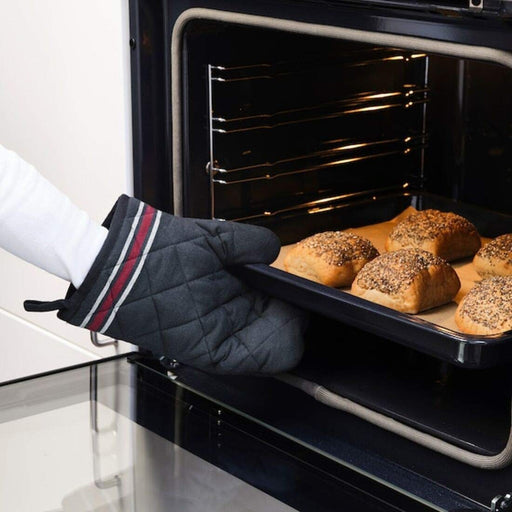Stay safe and comfortable while cooking with this durable and versatile oven glove from IKEA, designed to withstand the demands of any kitchen 80484051