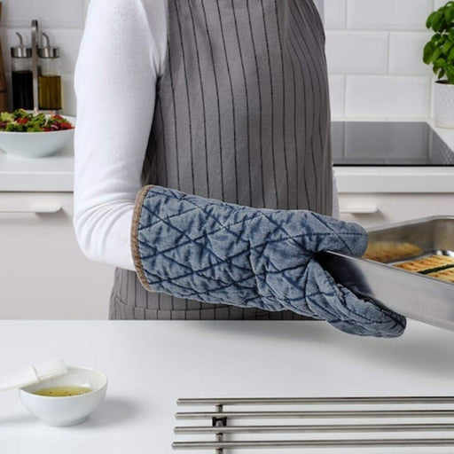 Stay safe and comfortable while cooking with this durable and versatile oven glove from IKEA, designed to withstand the demands of any kitchen 80463826