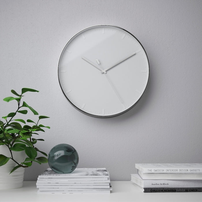 An oversized wall clock with a statement-making presence 80466293