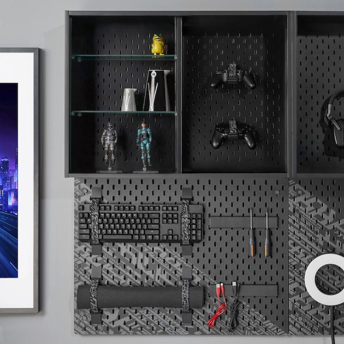 A pegboard with various hooks and containers hanging on it, showcasing IKEA's versatile pegboard accessories for organization and storage. 00498387