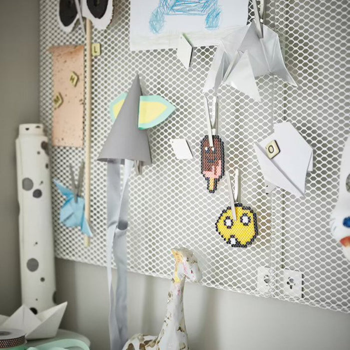 Efficient memo board with magnetic clips for documents