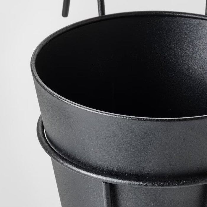 A simple plant pot with a smooth surface. 10505354