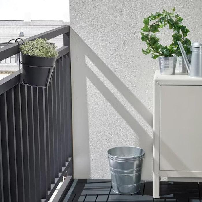 A cylindrical plant pot with a ribbed texture.10505354 