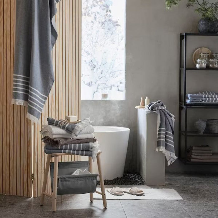 "Soft and absorbent bath towel in blue and white, size 70x140 cm from IKEA-00521665