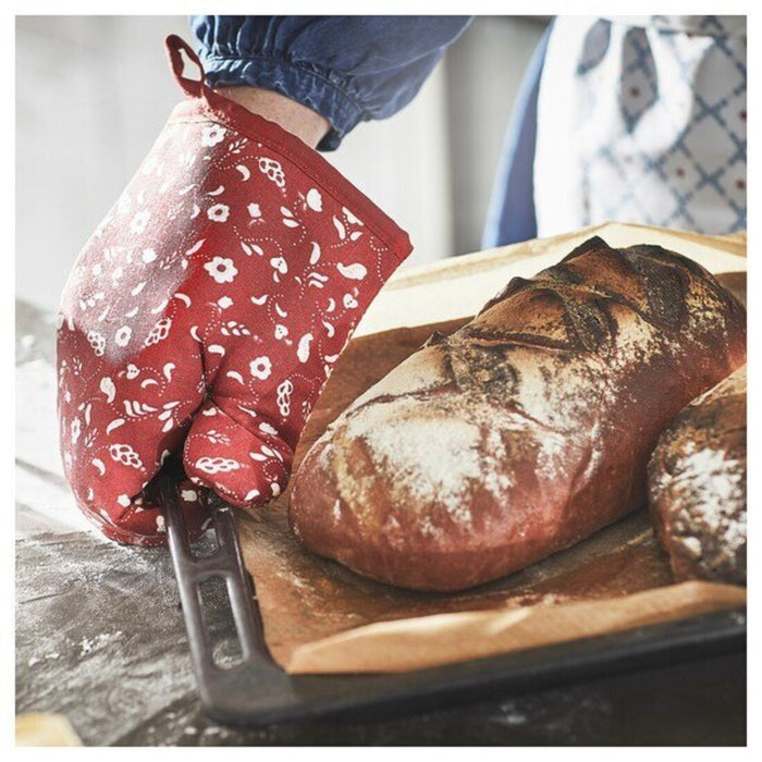 Elevate your cooking game with this fashionable and functional oven glove from IKEA, designed to keep you looking your best while protecting your hands 10493092