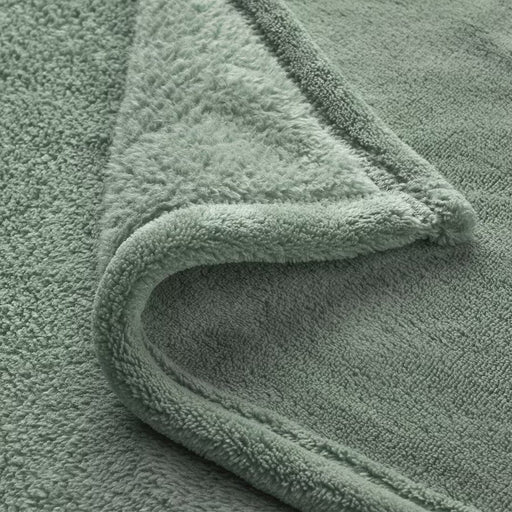 This 150x250 cm bedspread in grey-green is made from high-quality materials, ensuring comfort and durability.-80530779