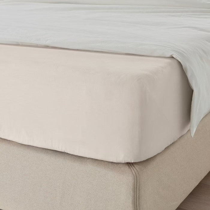 A fitted sheet in a bright and cheerful beige color, made from 100% organic cotton and featuring a smooth and silky texturet 30357164 