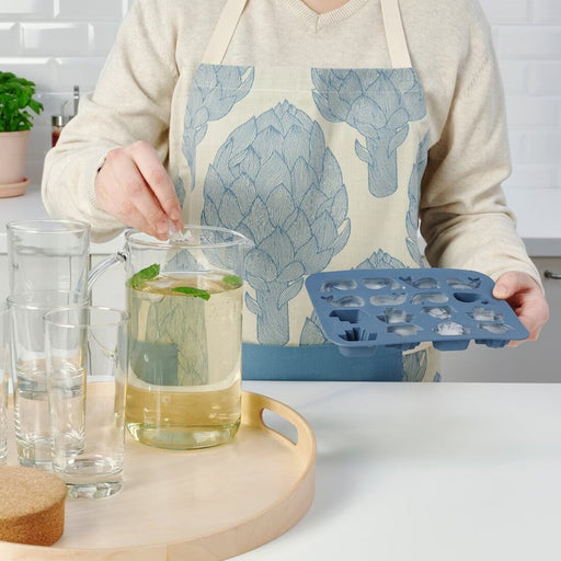 An image of the large-capacity design of IKEA's ice cube tray, perfect for entertaining and serving guests 00512939
