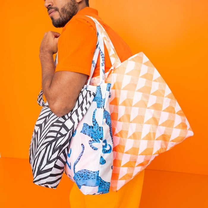 A reusable shopping bag with a distinctive design and enough space to hold your everyday essentials. 10485073