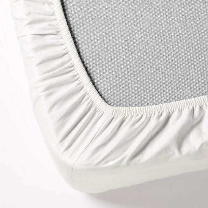 A close-up of an IKEA fitted sheet's elastic edges, showing its stretchiness and durability.  40499021
