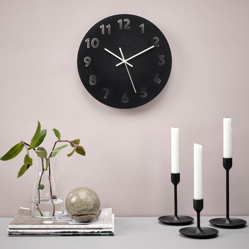 A round wall clock with easy-to-read numerals 20510562