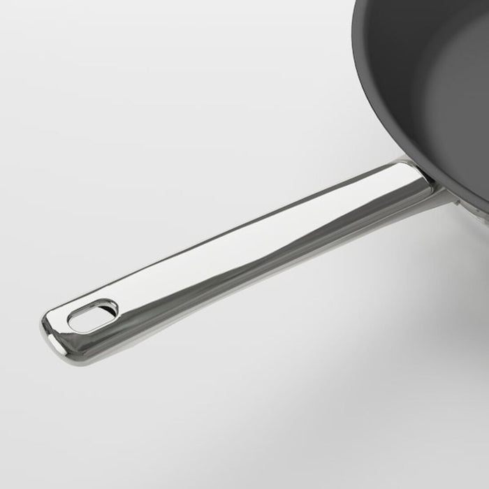 Close-up of the ergonomic handle on IKEA's 24cm frying pan, ensuring comfortable and safe cooking 30292097