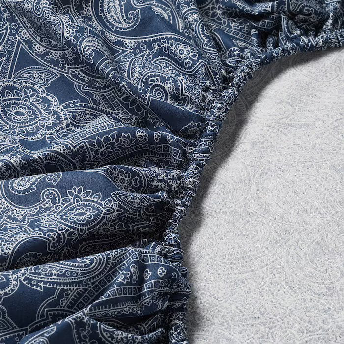 A close-up of an IKEA fitted sheet's elastic edges shows its stretchiness and durability   80501574