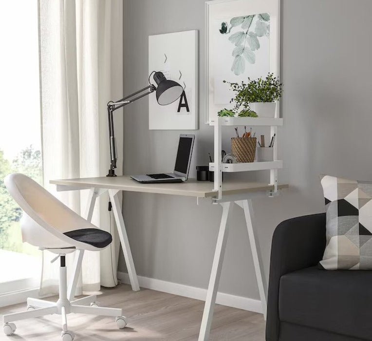 A photo of a compact IKEA desktop shelf with a lamp, office supplies, and a notebook, maximizing desk space in a home office 00541569