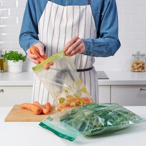 Hands holding IKEA's resealable bag with carrots inside 40525685