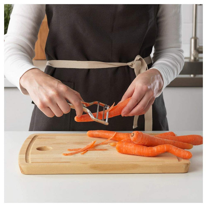 An image of an IKEA peeler in use, as it peels the skin off a carrot with ease 60324365