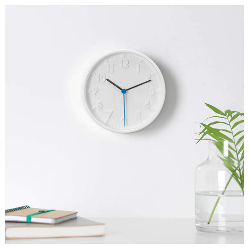 A minimalist wall clock with easy-to-read numbers 40374139