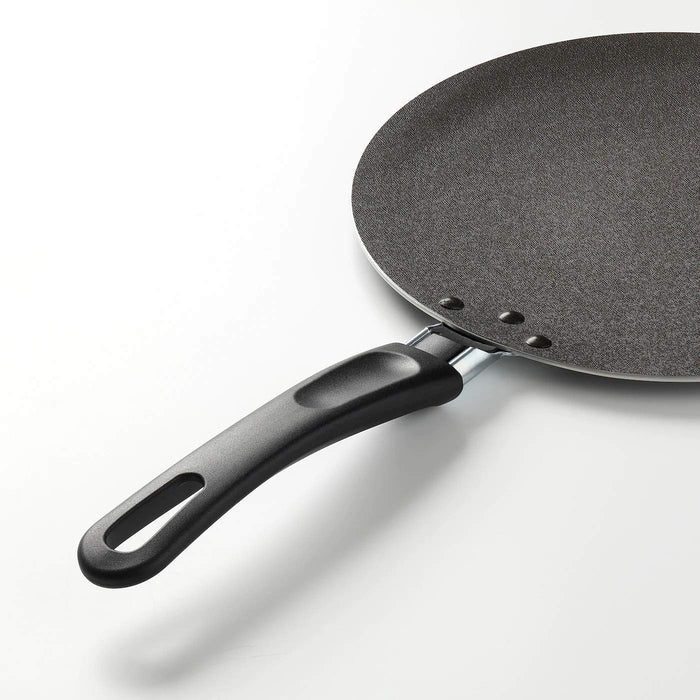 Close-up of the heat-resistant handle on IKEA's 27cm flat pan, ensuring safe and comfortable cooking  20415391