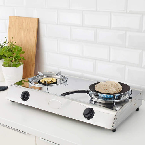 IKEA's 27cm black flat pan in use, showcasing its non-stick coating for easy cooking and cleaning  20415391